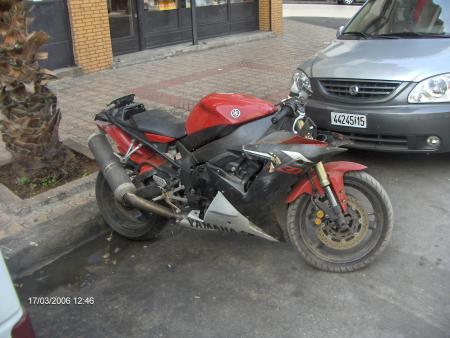 R1 2003 Crash en wheelie